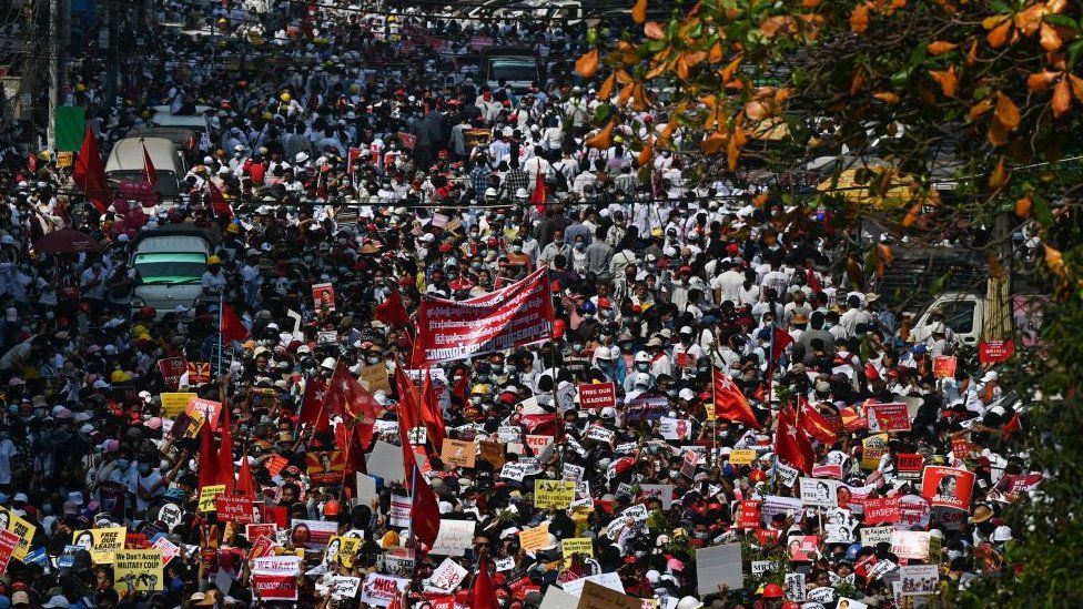 Протестующие принимают участие в демонстрации против военного переворота в Янгоне 22 февраля 2021 года.