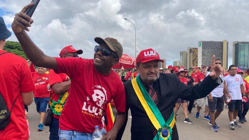Два сторонника бразильского политика Луиса Инасиу Лула да Силва изображены в красном