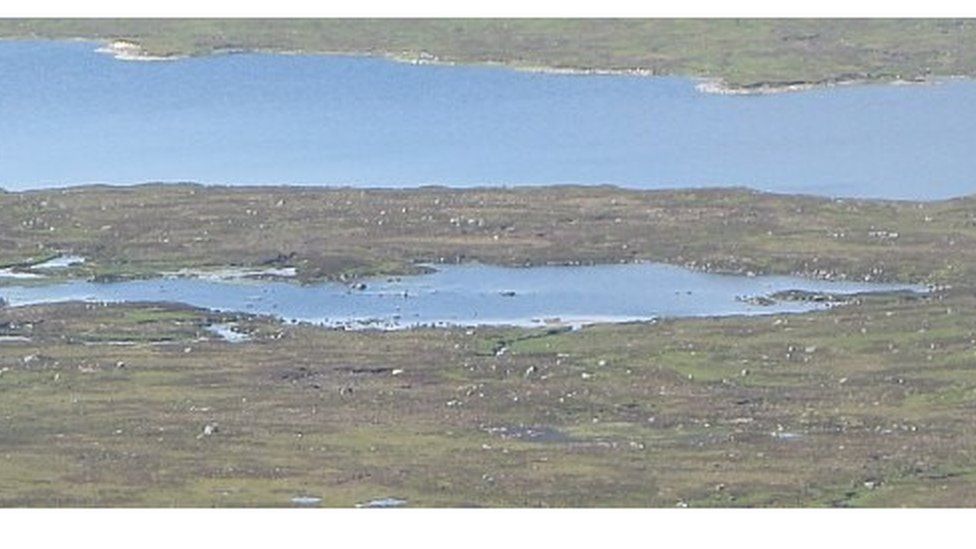 Lochan na Craoibhe agus stòras-uisge a' Bhlackwater air a chùlaibh