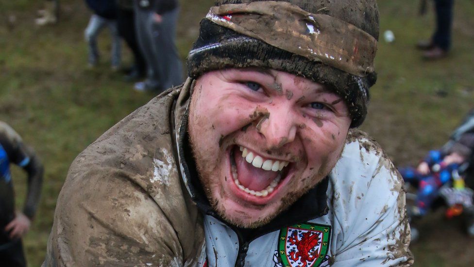 Fun in the mud: The rise of obstacle course races in Wales - BBC News