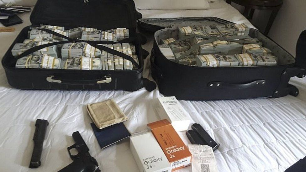 A suitcase with currency, a gun and other objects belonging to Luiz Carlos da Rocha on 1 July 2017
