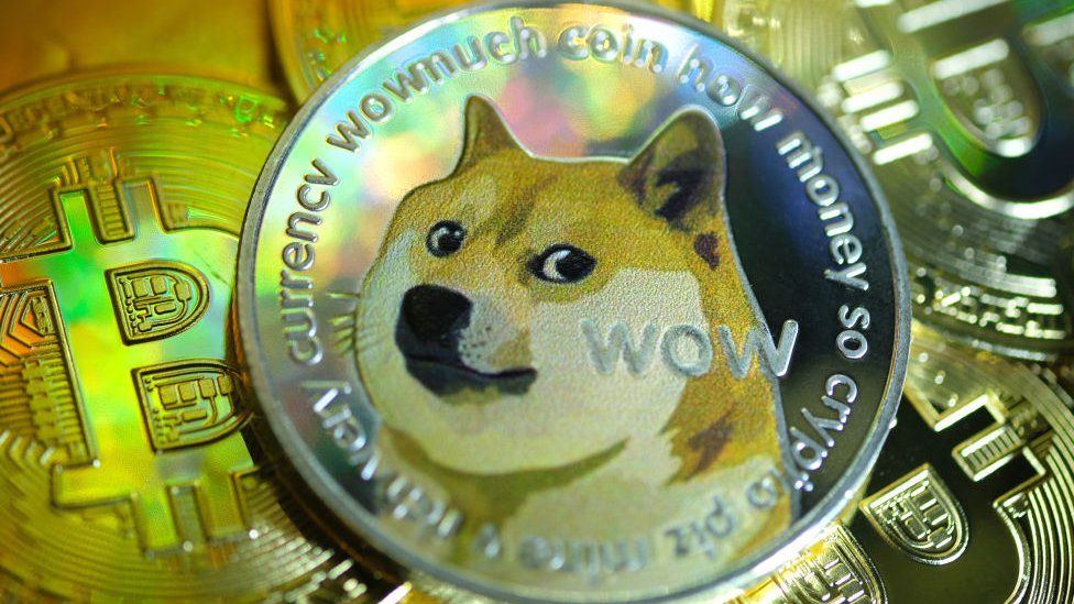 На этой фотоиллюстрации расположены визуальные представления цифровых криптовалют, Dogecoin и Bitcoin.