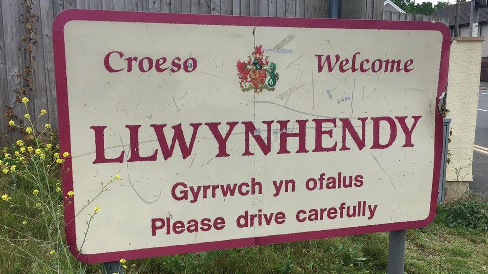 Llwynhendy sign