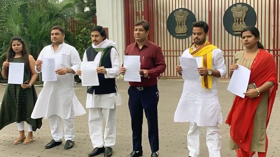 Congress party leaders in Bihar holding up letters demanding a CBI probe