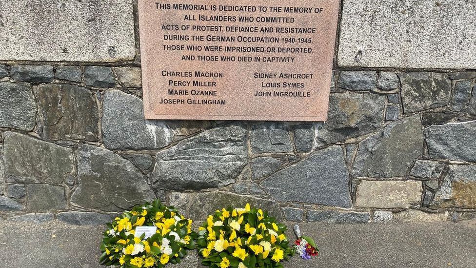 Мемориал с именем Джозефа Джиллингема и цветами внизу