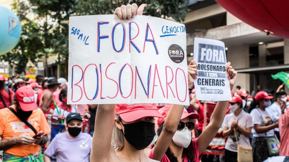 Женщина держит плакат с лозунгом «Bolsonaro Out» во время демонстрации. Сторонники Жаира Болсонару собрались на площади Свободы в Белу-Оризонти, столице штата Минас-Жерайс в Бразилии, в День независимости. Бразильцы вышли на улицы в ознаменование Дня независимости, чтобы выразить поддержку и неприятие администрации Жаира Болсонару.