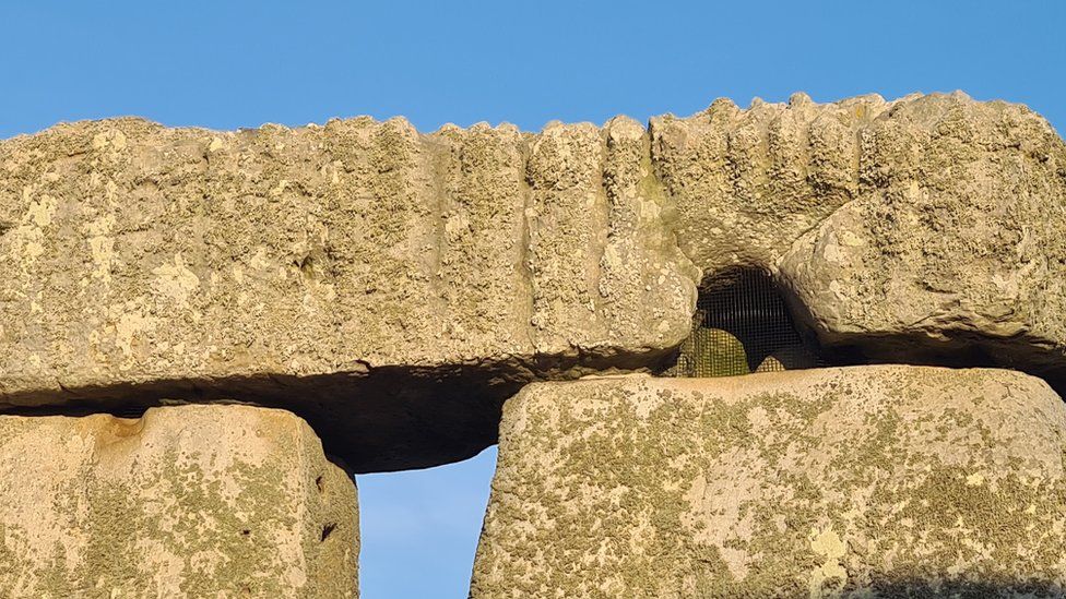 Mesh in lintel at Stonehenge