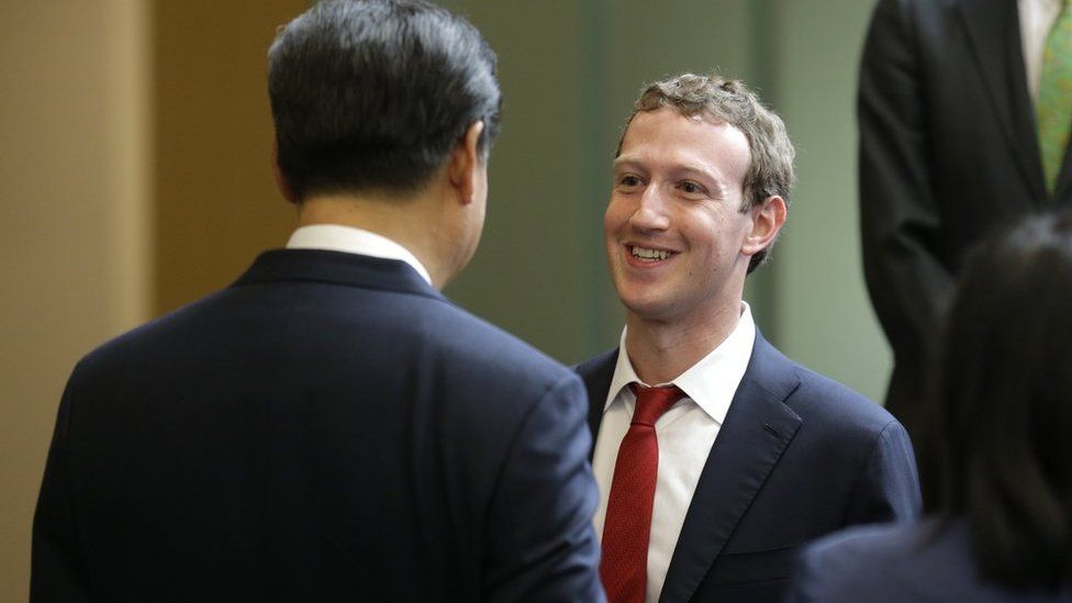 Chinese President Xi Jinping, left, talks with Facebook Chief Executive Mark Zuckerberg, right, during a gathering of CEOs and other executives at Microsoft"s main campus in Redmond, Wash., Wednesday, 23 September 2015.