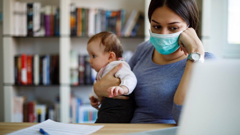 Femme, à, bébé, regarde, ordinateur