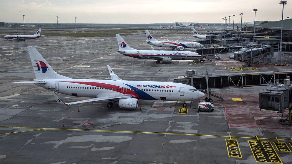 2017 年 1 月 17 日星期二，马来西亚航空公司的飞机停在马来西亚雪兰莪州雪邦吉隆坡国际机场 (KLIA) 的停机坪上，透过窗户可以看到它们。