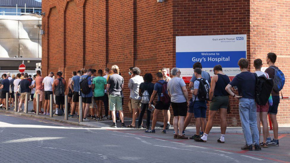 Люди в очереди на прививку от оспы обезьян в Лондоне в июле