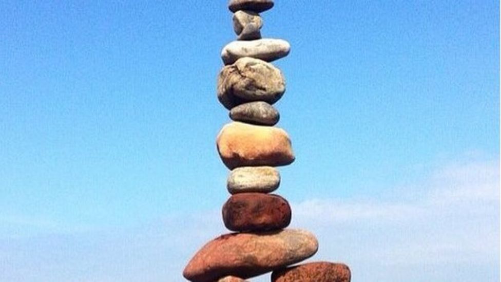 'Breathtaking' stonestacking artworks on Dunbar beach BBC News