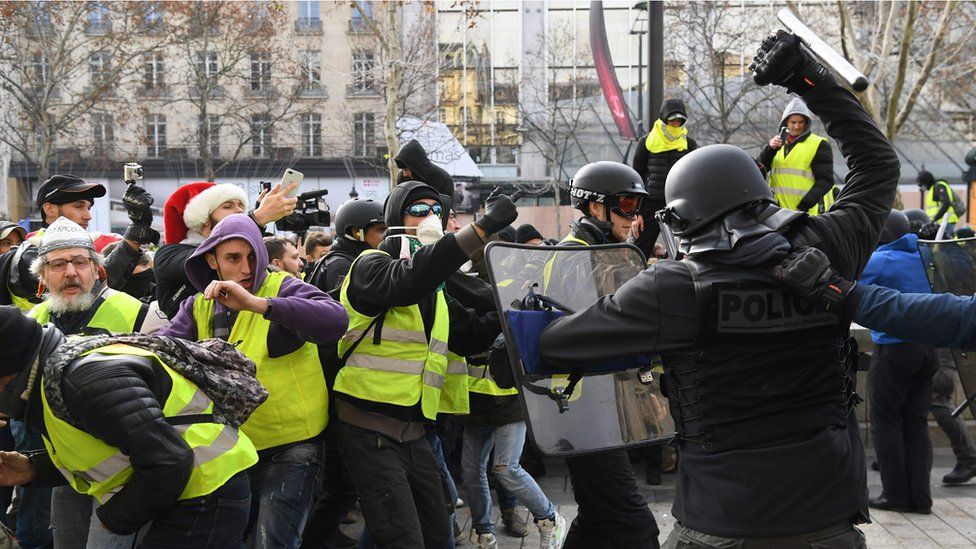 Police push back protesters in Paris