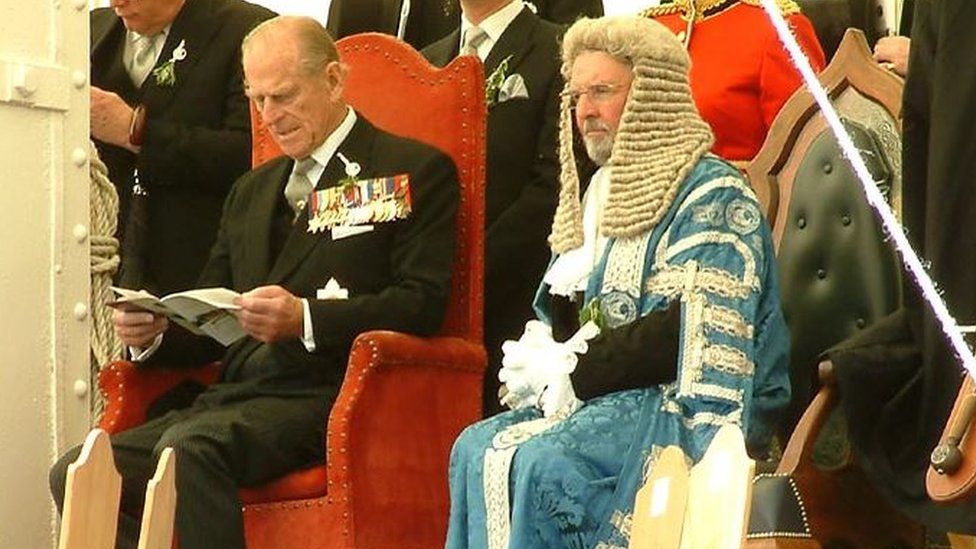 Принц Филипп сидит рядом с президентом Тинвальда Ноэлем Кринглом на холме Тинвальд