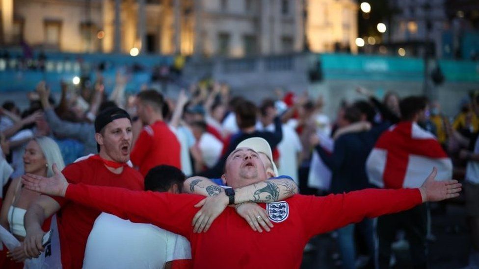 Ukraine v England pictures: Fans jubilant as Three Lions soar in Rome - BBC  News