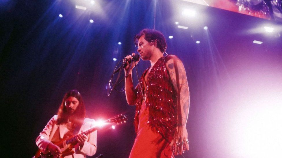Гарри Стайлс выступает на сцене во время своей серии концертов Love On Tour