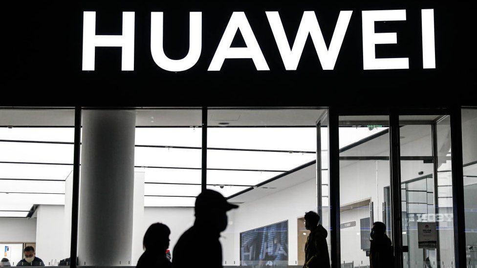 Huawei shop with people walking in front of it