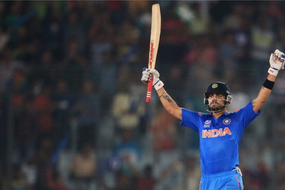 Вират Коли из Индии празднует победу во время полуфинального матча ICC World Twenty20 в Бангладеш 2014 между Индией и ЮАР на стадионе Шер-э-Бангла Мирпур 4 апреля 2014 года в Дакке, Бангладеш