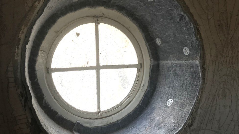 Aerogel insulation in a circular window