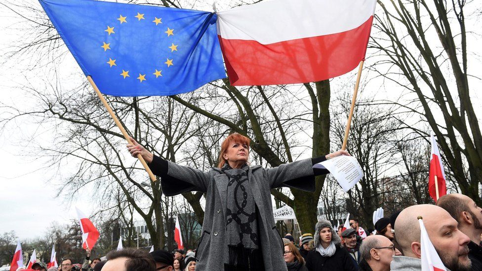 Poles demonstrate in front of the Polish Parliament in Warsaw (19 December 2015)