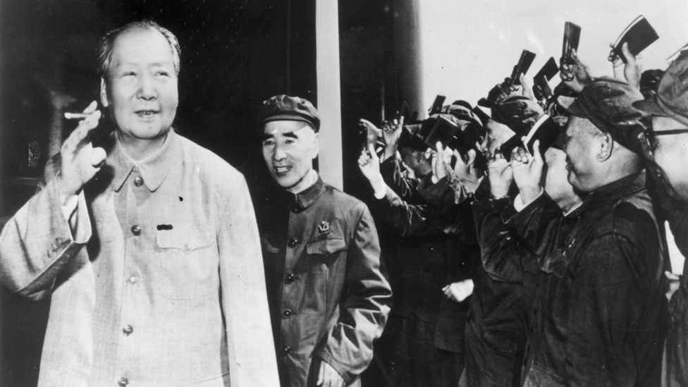 1970: Mao acknowledges party members waving their red books