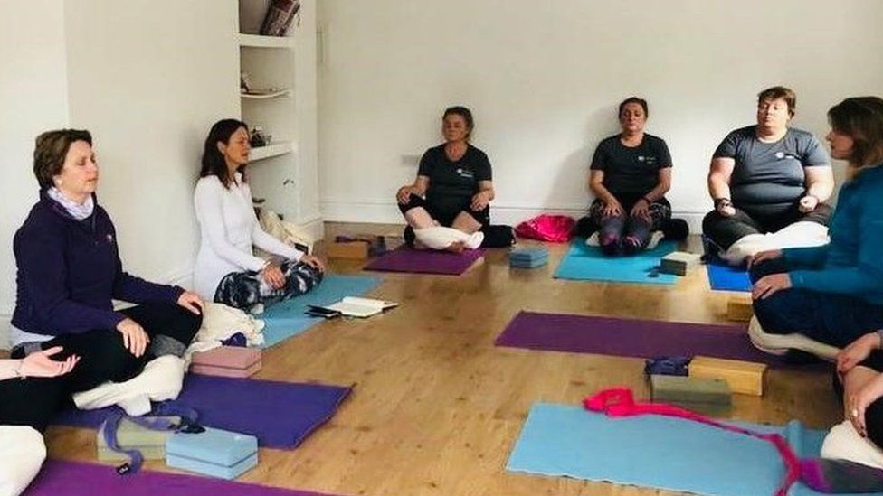Carly beim Yoga in einem Brustkrebs-Retreat in Saddleworth