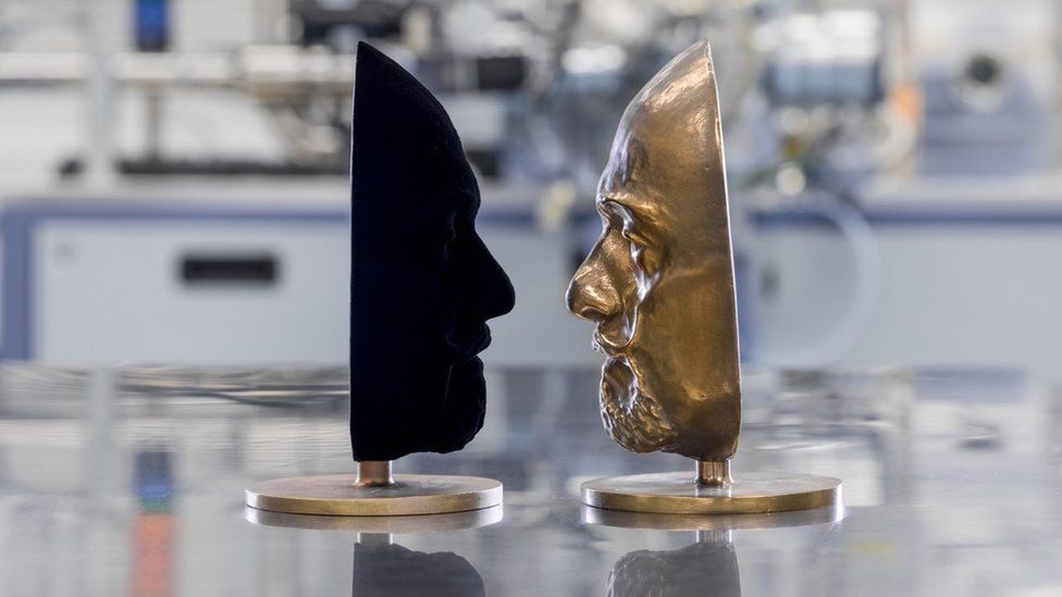 Маска с черным покрытием Vantablack