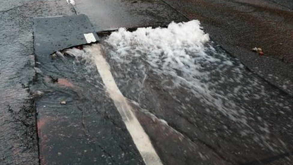Burst water main closes Kidderminster town centre road BBC News