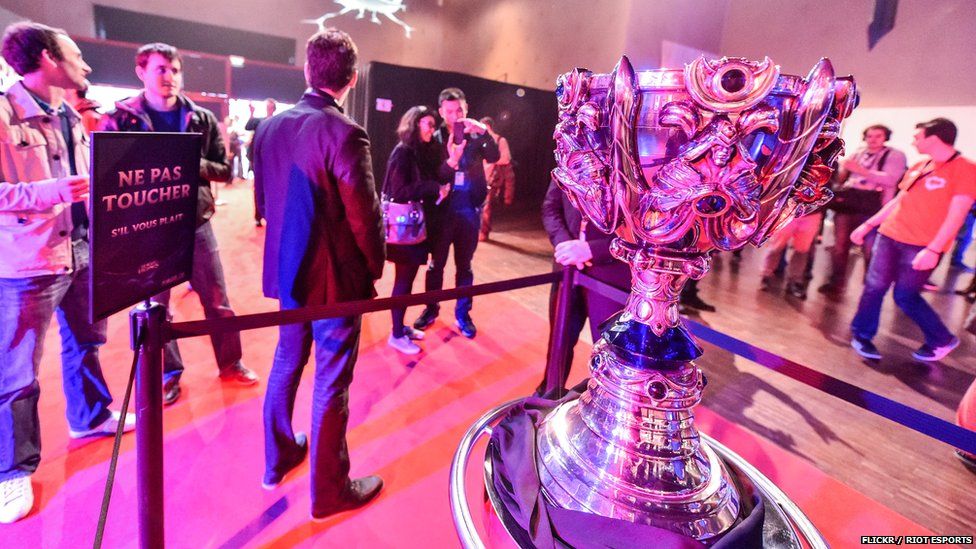 SKT crowned 2016 League of Legends world champions - BBC News