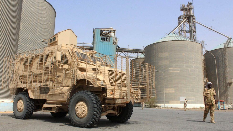 Yemeni pro-government forces stand guard at a facility of the Red Sea Mills company at Hudaydah port (22 January 2019)