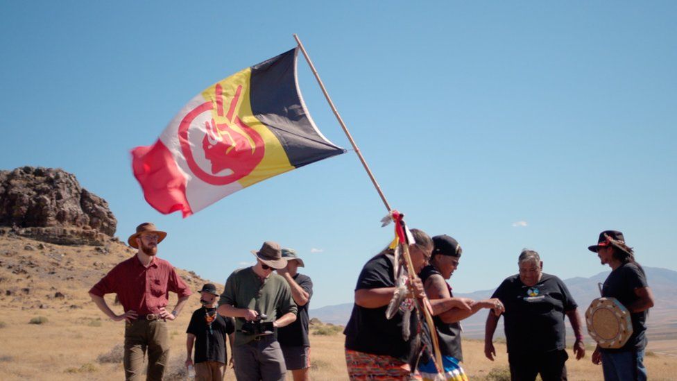 Члены племени собираются у скалы Сентинел на перевале Такер