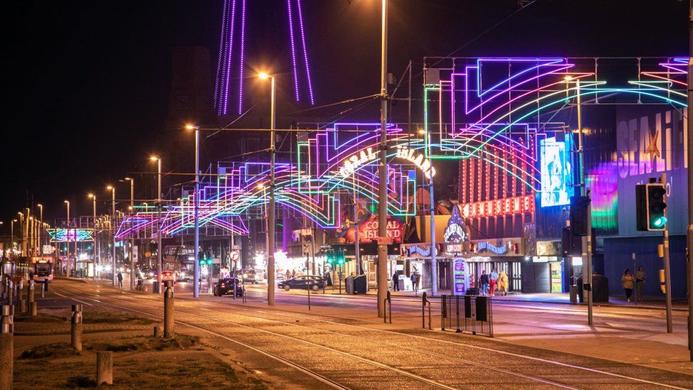 Ikke kompliceret Gud lærebog Blackpool Illuminations: Light show begins despite soaring energy bills -  BBC News