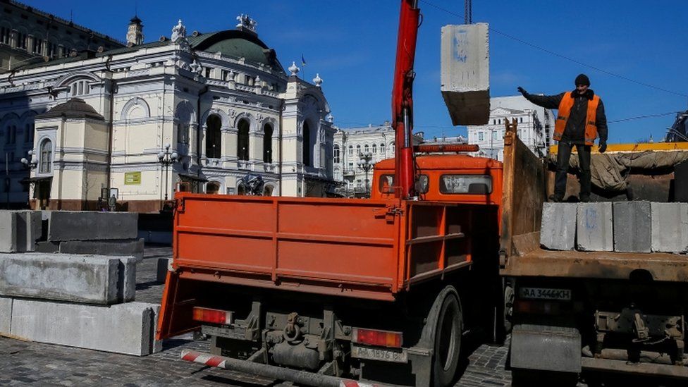 Barricades built around Kyiv's opera house