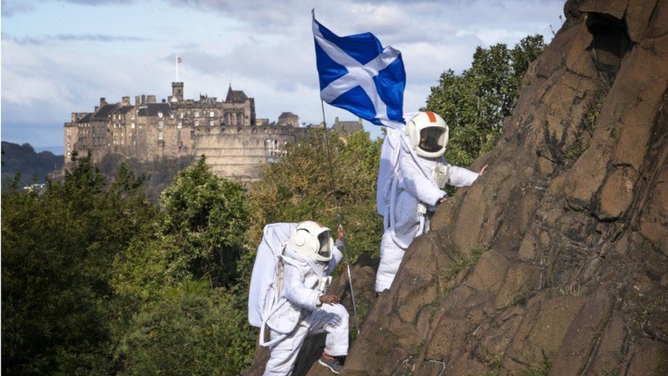 Edinburgh Fringe: Locals boost festival ticket sales - BBC News