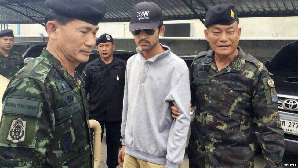 Thai police with the suspect in Sa Kaeo, near the Thai-Cambodia border (1 Sept 2015)