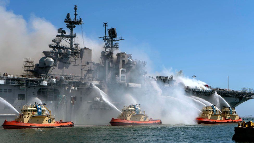 Фотография из файла, на которой видны пожарные возле корабля