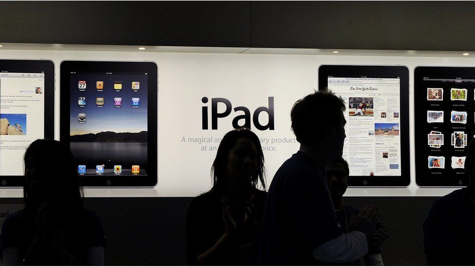 Сотрудники готовятся к запуску iPad в Австралии во флагманском магазине Apple в Сиднее