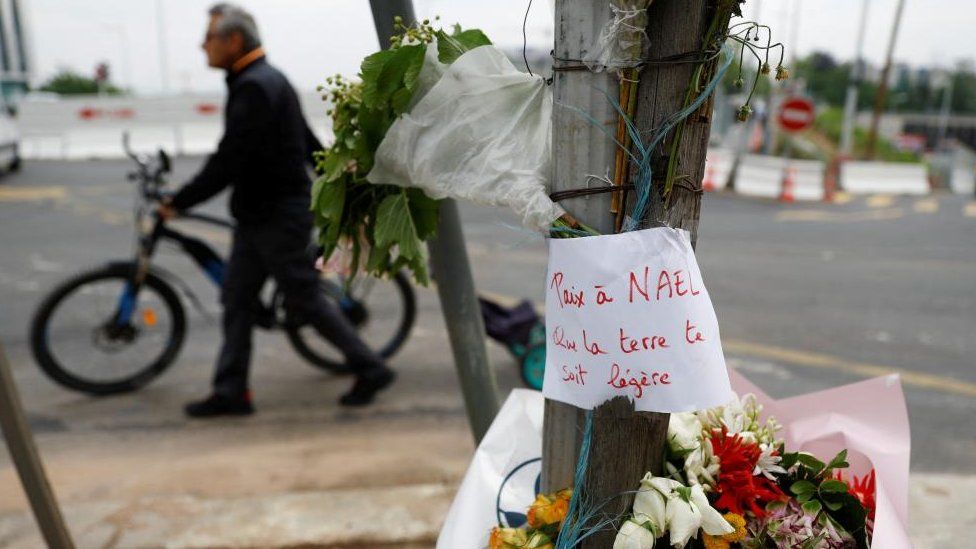 Blumen sind an der Stelle zu sehen, an der Nahel, ein 17-jähriger Jugendlicher, von einem französischen Polizisten bei einer Verkehrskontrolle getötet wurde, in Nanterre, einem Vorort von Paris, am 29. Juni 2023