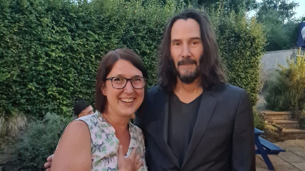 Keanu Reeves visits Northamptonshire pub for meal and meeting BBC News
