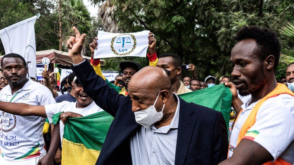 Берхану Нега, лидер партии «Граждане Эфиопии за социальную справедливость» (EZEMA, инициалы на амхарском языке), приветствует своих сторонников по прибытии на заключительное мероприятие своей избирательной кампании в Аддис-Абебе, Эфиопия, 13 июня 2021 года.