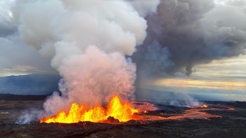 Lava erupts from Mauna Loa volcano