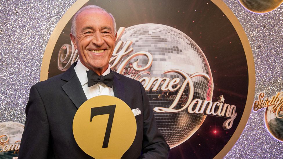 Len Goodman holding up his famous seven sign