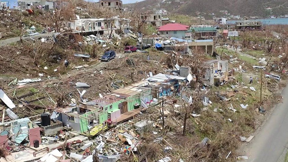 Toma aérea de la destrucción en la isla británica de Tórtola