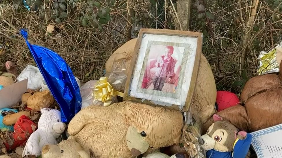 Cycling: Bridgend family 'got no justice' for son's crash death - BBC News