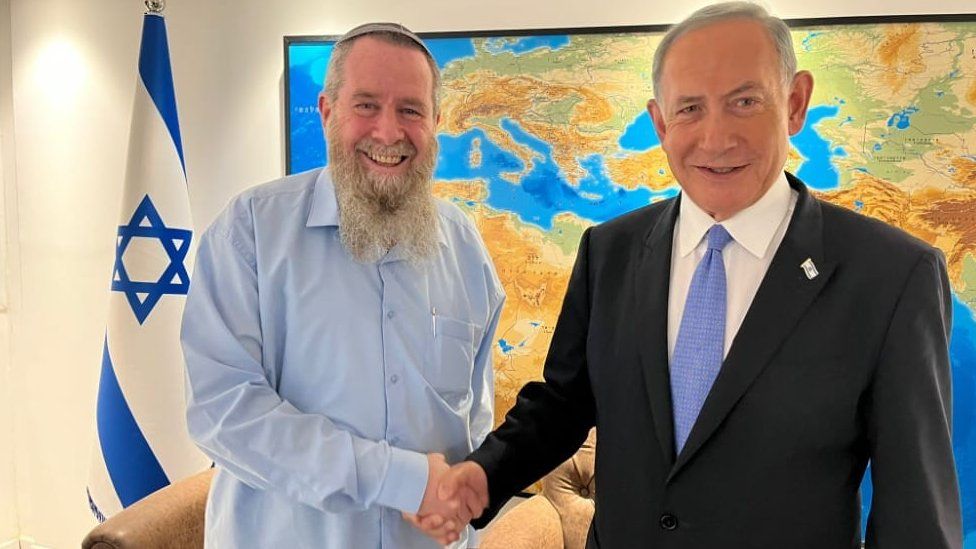Лидер партии Ноам Ави Маоз (слева) обменивается рукопожатием с лидером партии Ликуд и назначенным премьер-министром Израиля Биньямином Нетаньяху (справа) 27 ноября 2022 г.