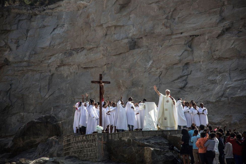 Padre Pedro Opeka (C) leads Catholics gathered at a quarry in the Akamasoa district in Antananarivo, on November 1, 2018, during an All Saints Day mass.