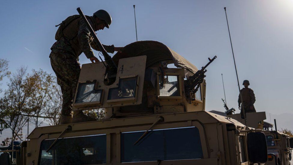 Солдаты сил быстрого реагирования Афганской национальной армии проводят учения и готовятся на своей базе на окраине Майдан-Шахра, Афганистан, в субботу 7 ноября 2020 г.