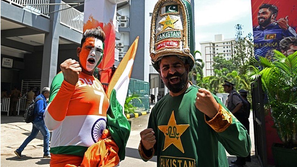 Болельщики болеют за сборные Индии и Пакистана, прибывшие посмотреть однодневный международный матч по крикету Суперчетыре (ODI) Кубка Азии 2023 года между Индией и Пакистаном на стадионе Р. Премадаса в Коломбо. 10 сентября 2023 г.