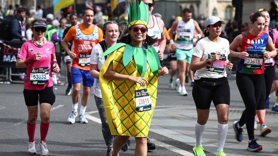 pineapple-costume-race.