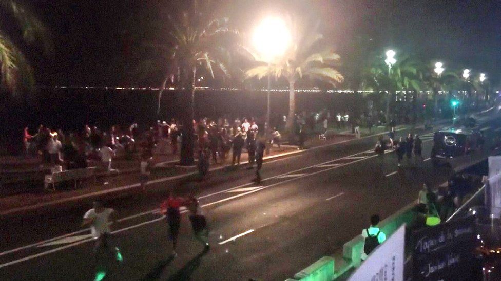 Tweet from account of harp_detectives, showing the scene during the attack in Nice on 14 July 2016